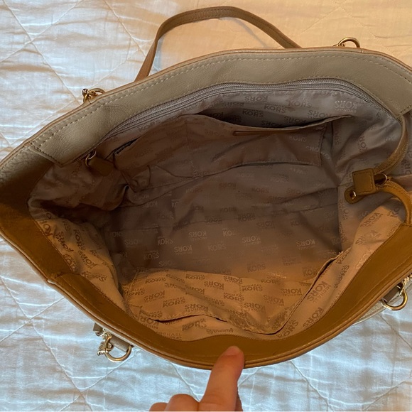 Michael Kors soft grain leather shoulder bag - Picture 4 of 7